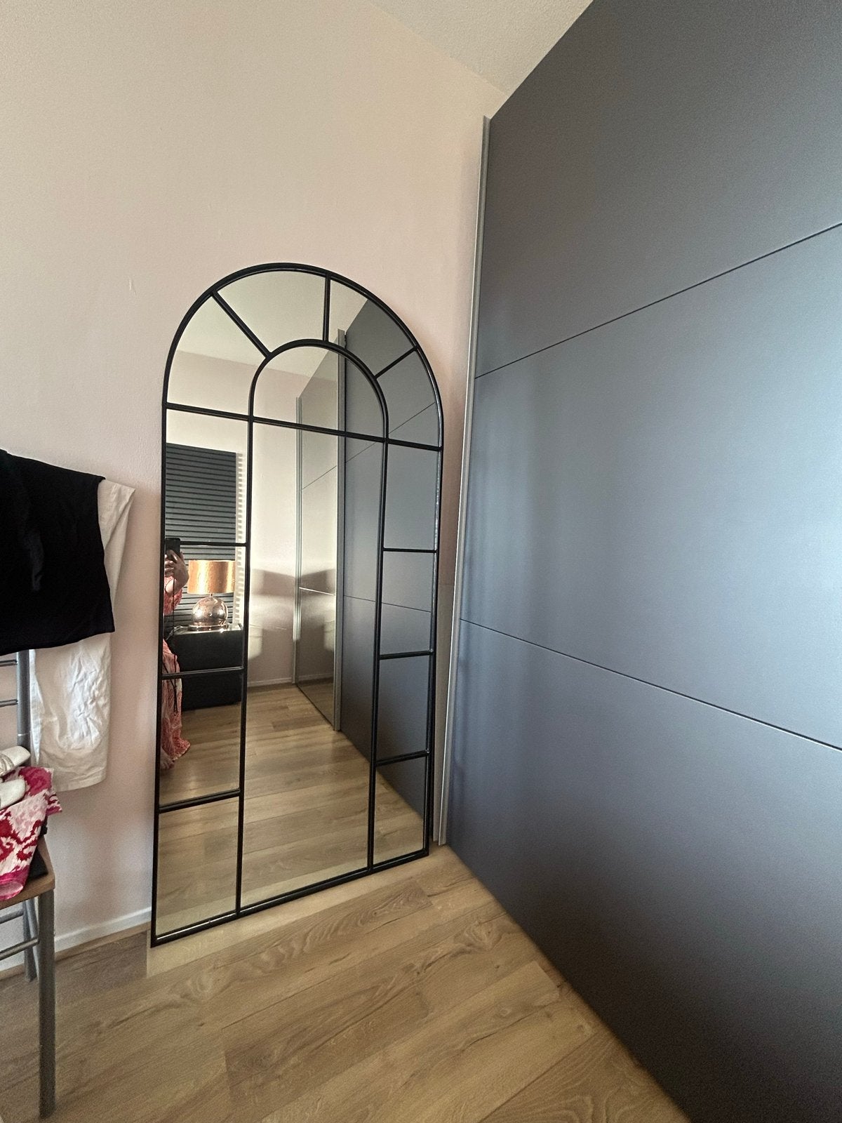 Grote hotel chique boogspiegel met zwart metalen frame, Huis en Inrichting, Woonaccessoires | Spiegels, Ophalen, Zo goed als nieuw