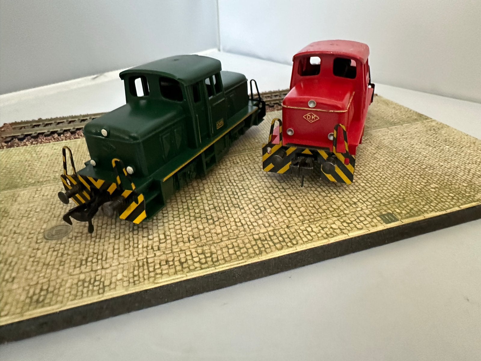 Fleischmann 1306:Groene en Rode Diesellocs, Gebruikt, Fleischmann, Ophalen of Verzenden, Analoog