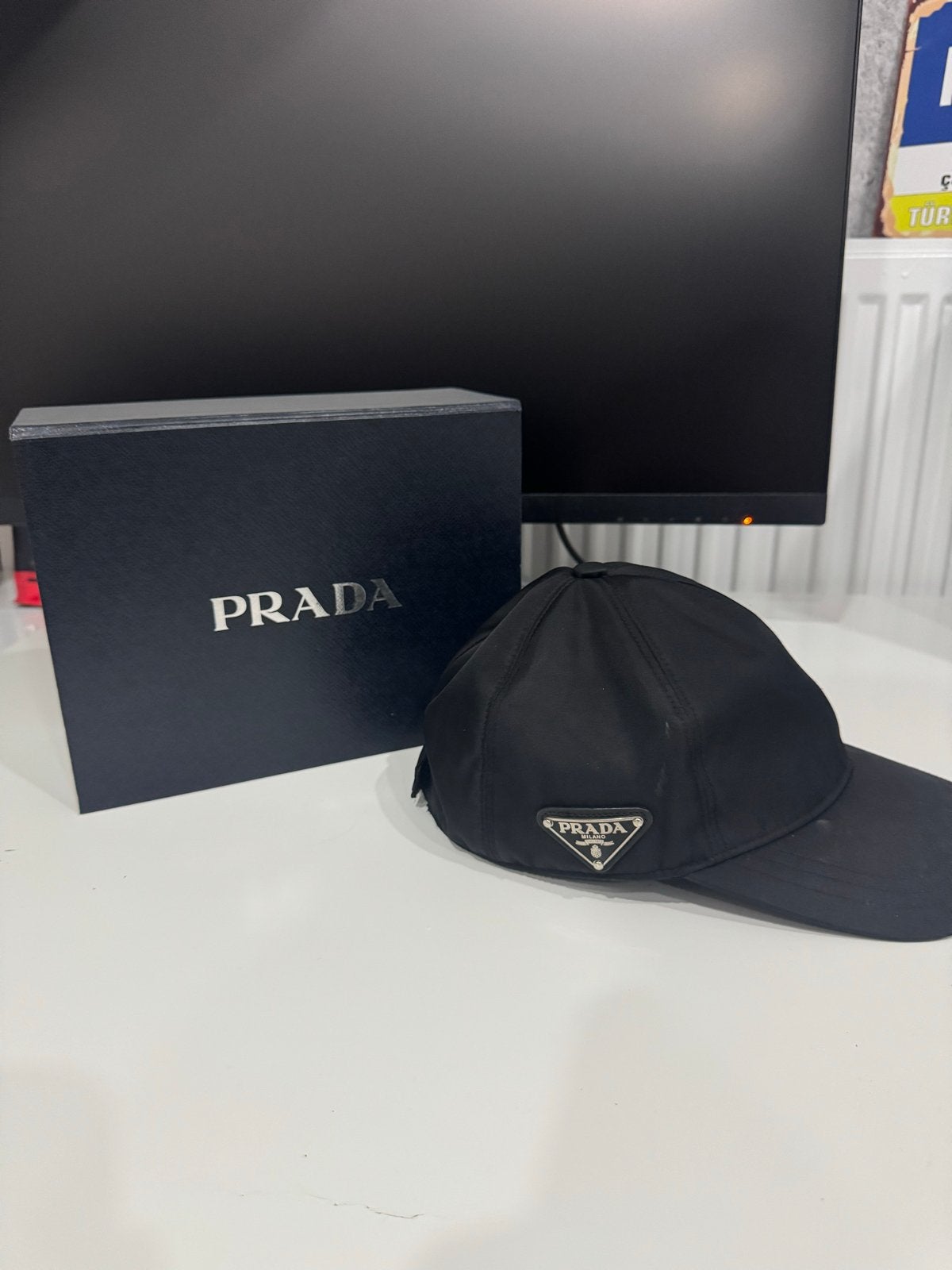 Prada pet met doos en etiketten - Maat M, Ophalen of Verzenden, Nieuw, Pet