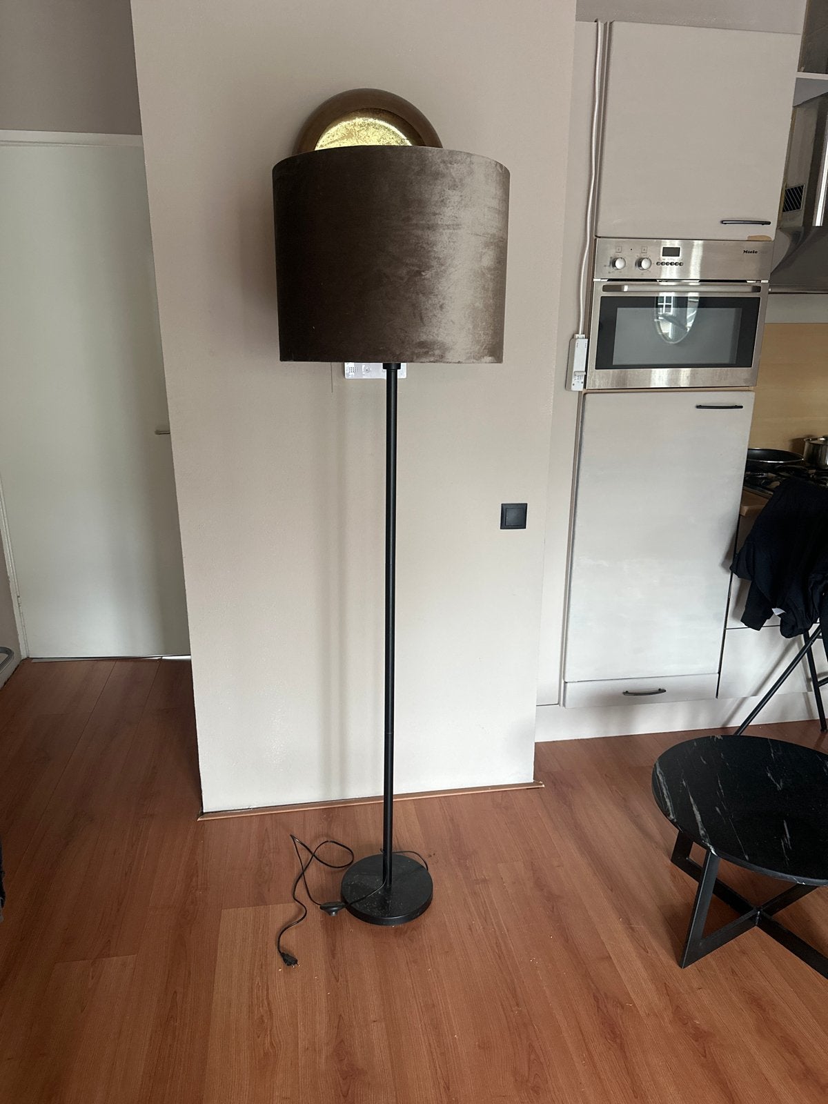 Stijlvolle staande lamp met fluwelen kap, Huis en Inrichting, Ophalen, Gebruikt, E27 (groot), Metaal