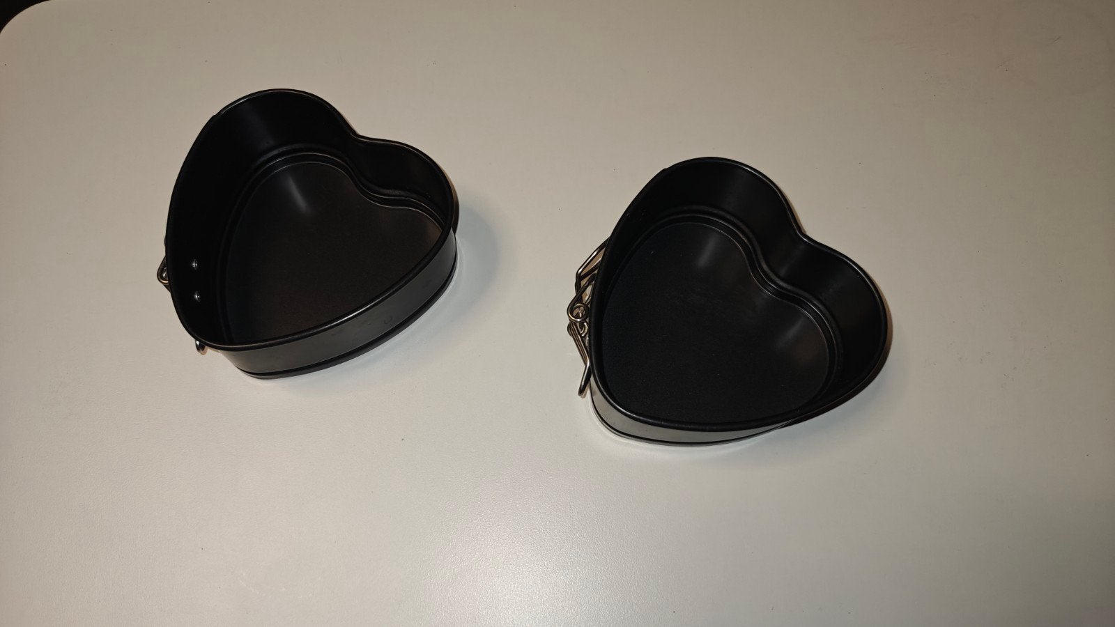 Metalen hartjes bakvormen - set van 2, Ophalen of Verzenden, Gebruikt, Taarten, Bakvorm