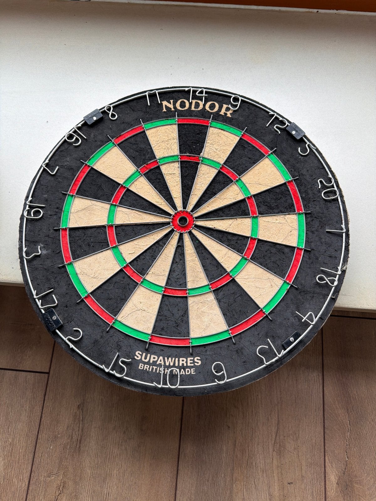 Nodor Supawires dartbord in goede staat, Sport en Fitness, Darts, Ophalen of Verzenden, Gebruikt, Dartbord