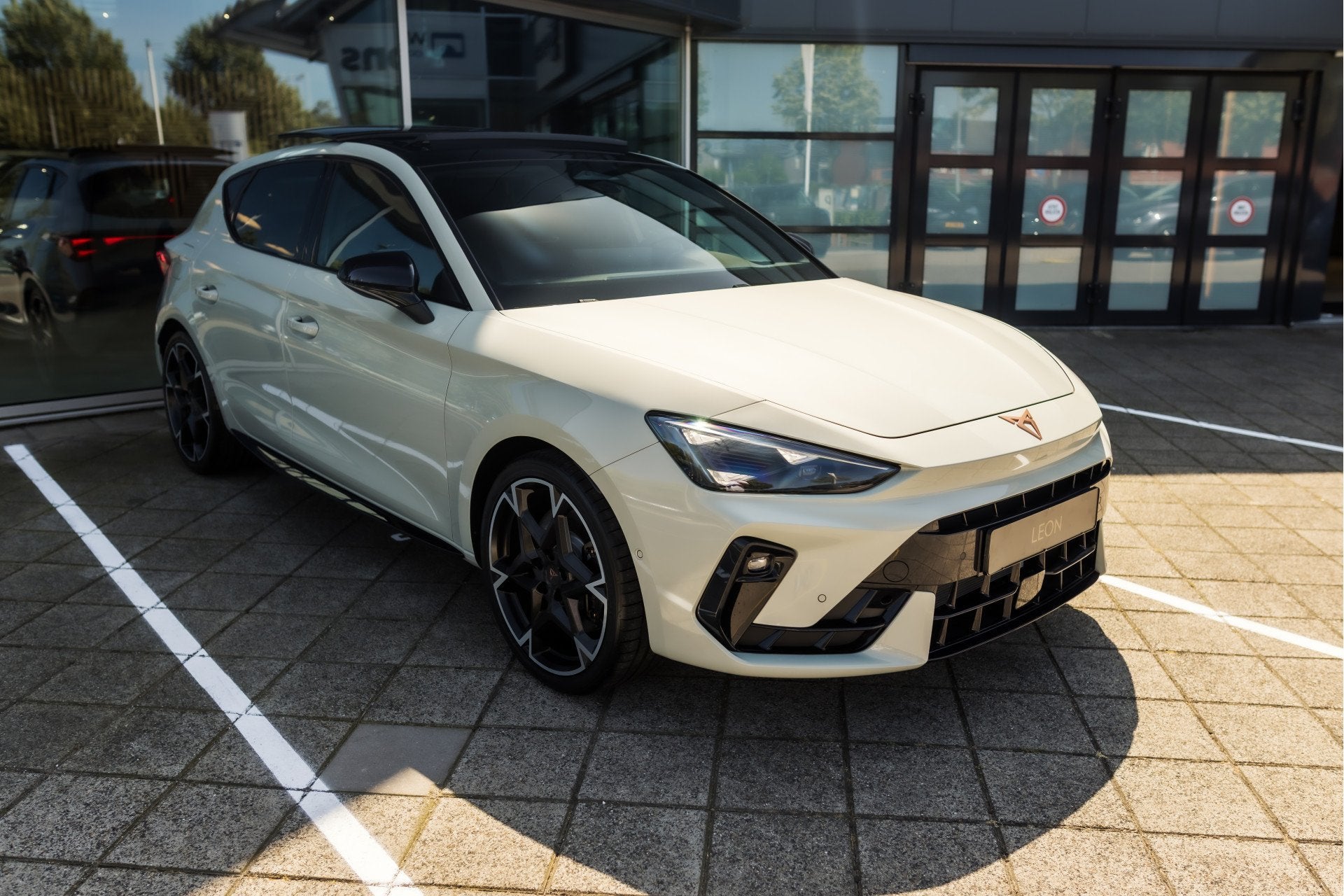 Foto 2 van CUPRA Leon 1.5 TSI e-Hybrid VZ Performance €4500,- voordee