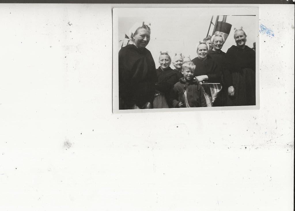 Scheveningen Schev Vrouwen aan boord op Vlaggetjesdag Foto, Ophalen of Verzenden, 1940 tot 1960, Ongelopen, Zuid-Holland