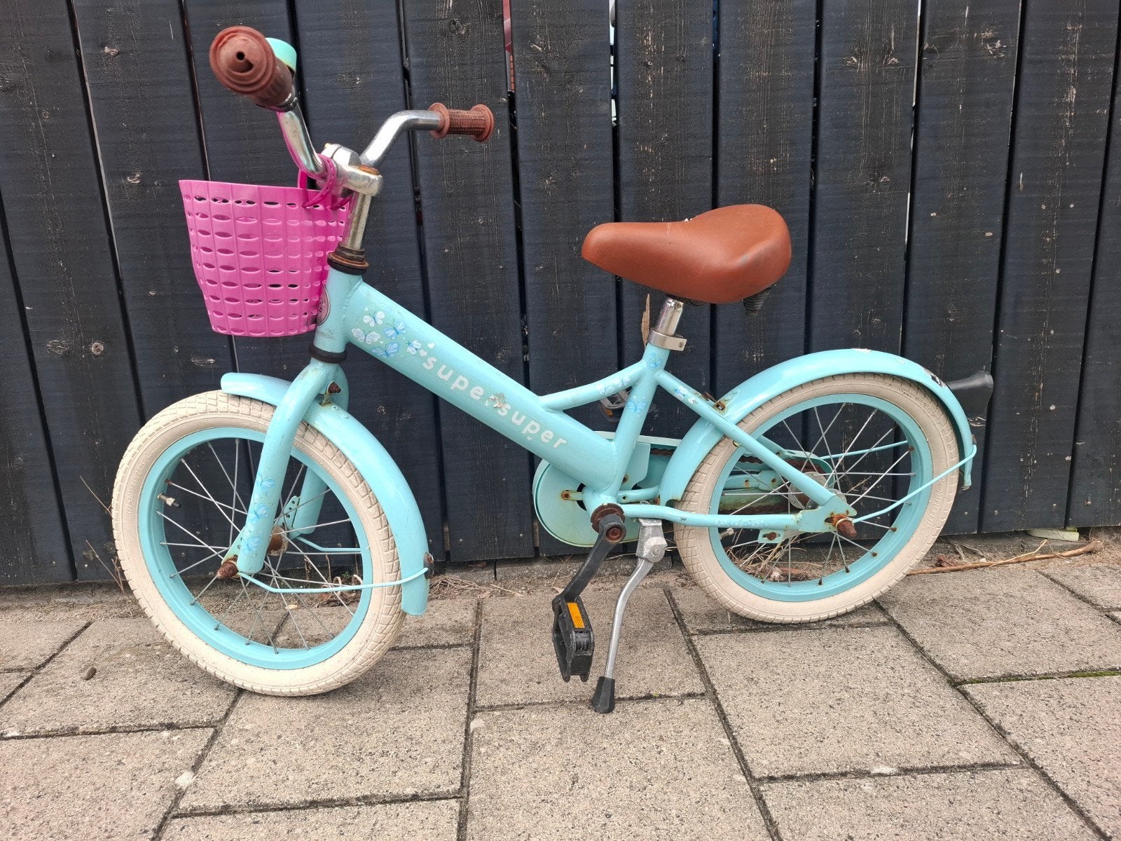16 inch meisjesfiets lichtblauw met vlinders, Fietsen en Brommers, Fietsen | Kinderfietsjes, Ophalen, Gebruikt, Terugtraprem, 16 tot 20 inch