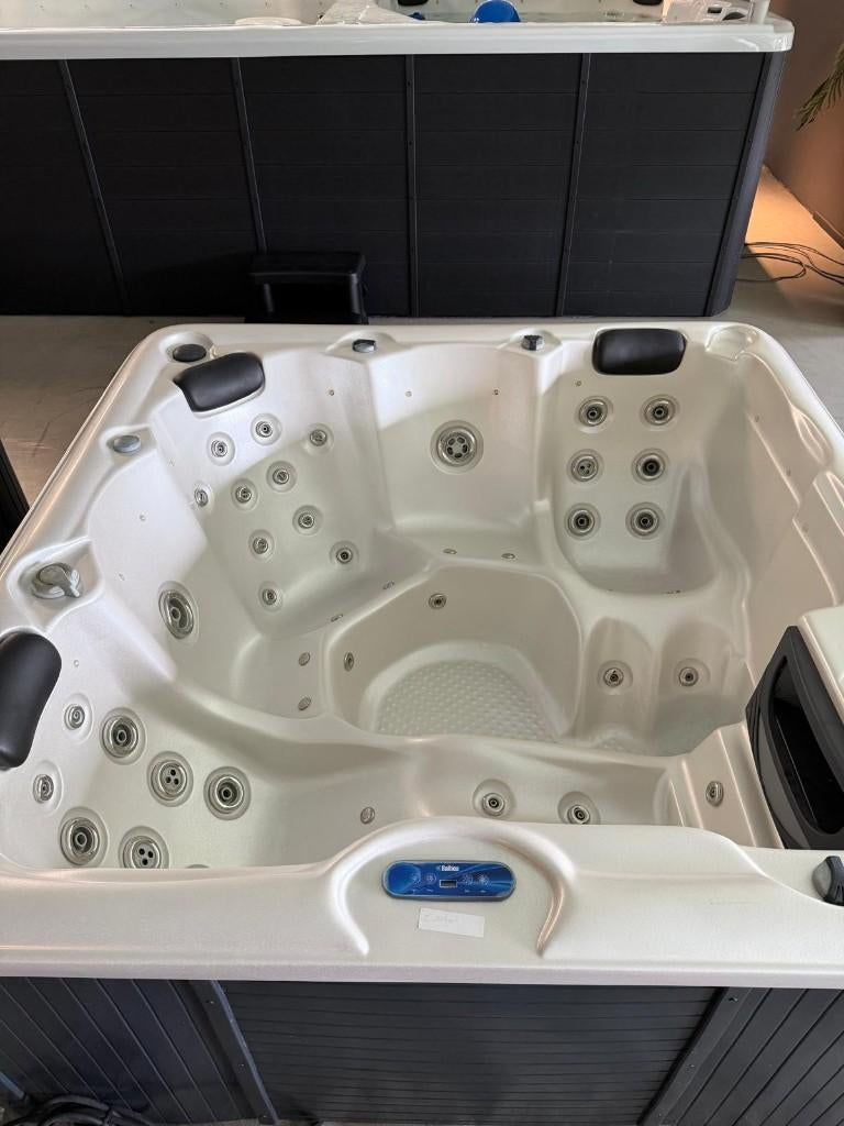 Jacuzzi Spa 200x200 – Balboa – Plug & Play 220V – Garantie, Ophalen, Zo goed als nieuw, Trap, Vast