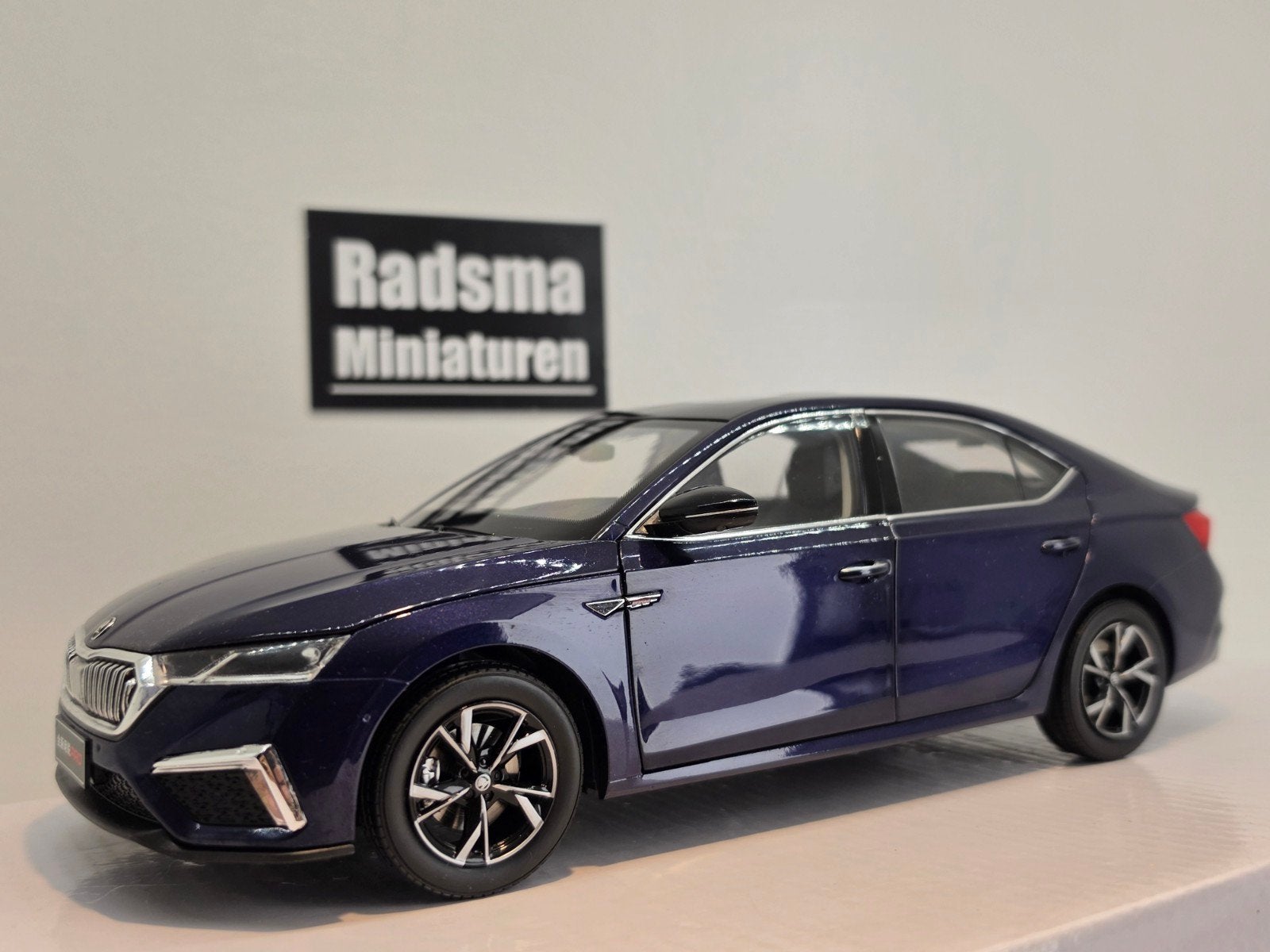 Skoda Octavia 2022 model - Donkerblauw - 1:18 Paudi, Auto, Nieuw, Paudi, Ophalen of Verzenden