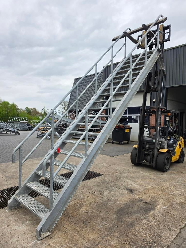 Stalen trap gegalv. Hoog 3,8 mtr. Nor072