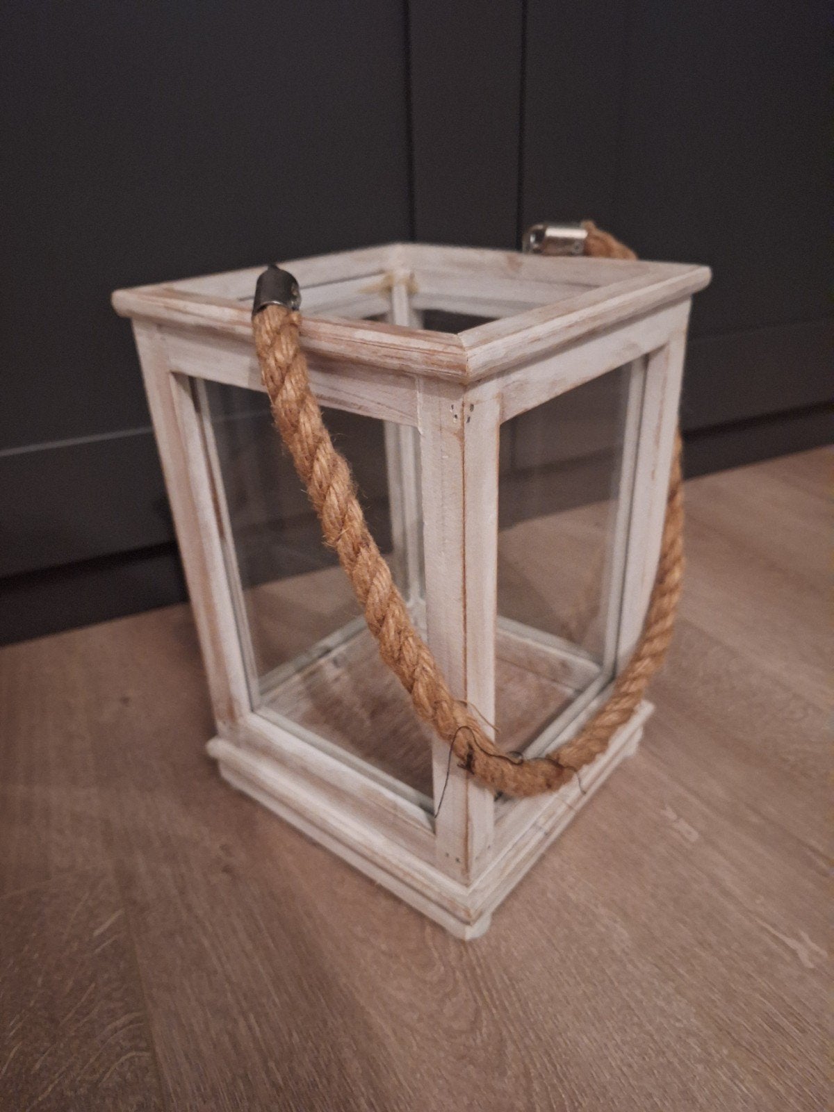 Witte houten lantaarn met touw handvat, Huis en Inrichting, Woonaccessoires | Kandelaars en Kaarsen, Gebruikt, Lantaarn, Wit, Ophalen of Verzenden