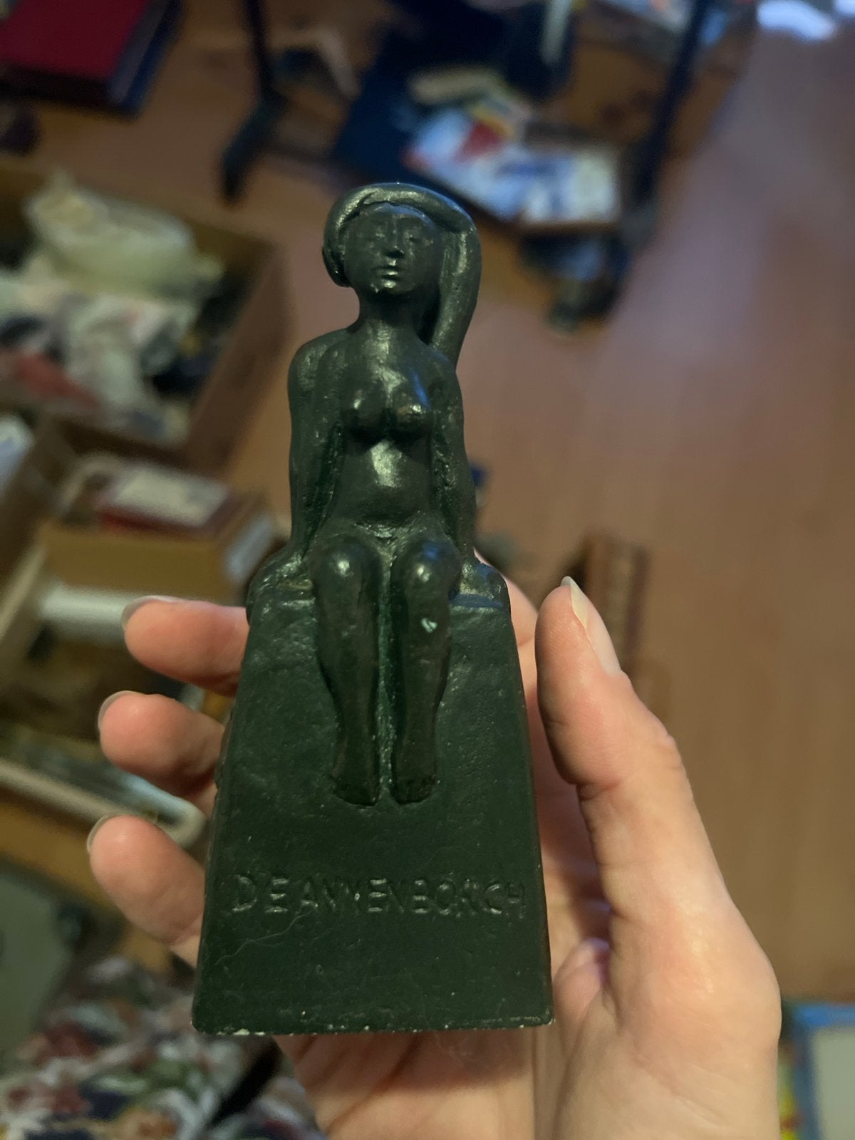 Vintage  beeldje van zittende vrouw, gesigneerd, Minder dan 20 cm, Ophalen of Verzenden, Brons, Beeld