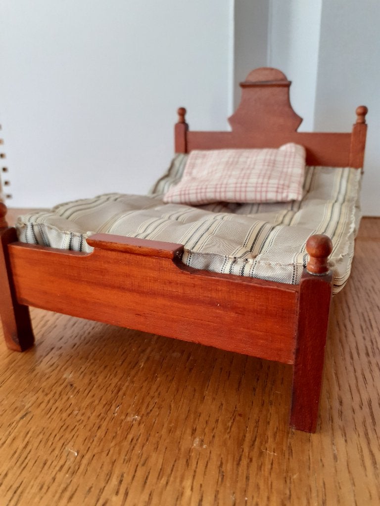 heel mooi oud ,gaaf houten  bed ,dikke matras erin, Verzenden, Nieuw, Poppenhuis