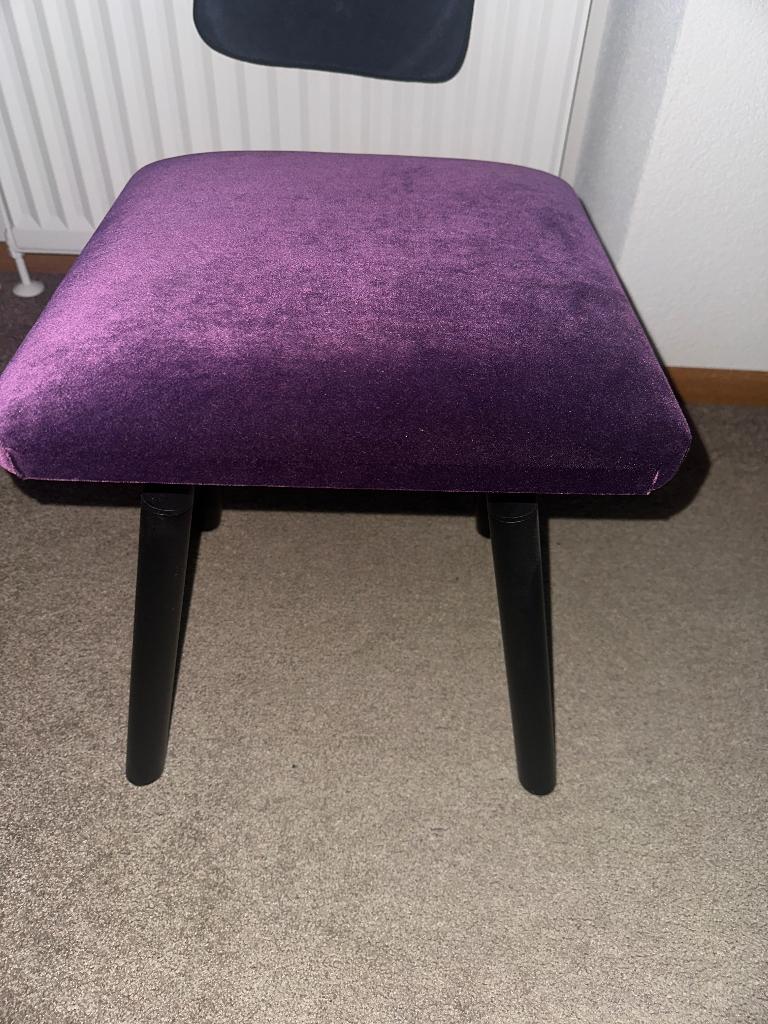 Paarse poef moet weg !, Ophalen, Minder dan 50 cm, Minder dan 50 cm, Zo goed als nieuw