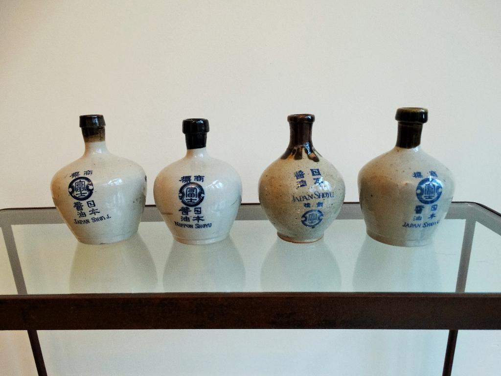 Vier Japan Nippon soja flesjes kruikjes shoyu, gres, soya, Antiek en Kunst, Antiek | Keramiek en Aardewerk, Ophalen