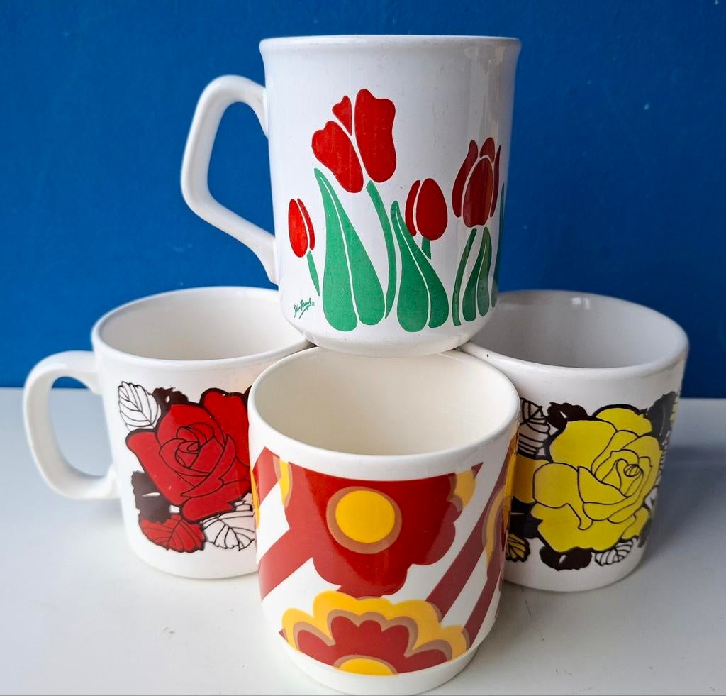 Vintage mokken met bloemen/England Ireland, Gebruikt, Ophalen of Verzenden, Overige stijlen, Kop(pen) en/of Schotel(s)