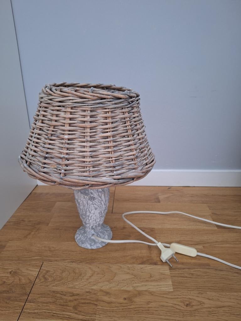 Landelijke tafellamp met rieten kap, Huis en Inrichting, Lampen | Tafellampen, Overige materialen, Ophalen of Verzenden, Minder dan 50 cm
