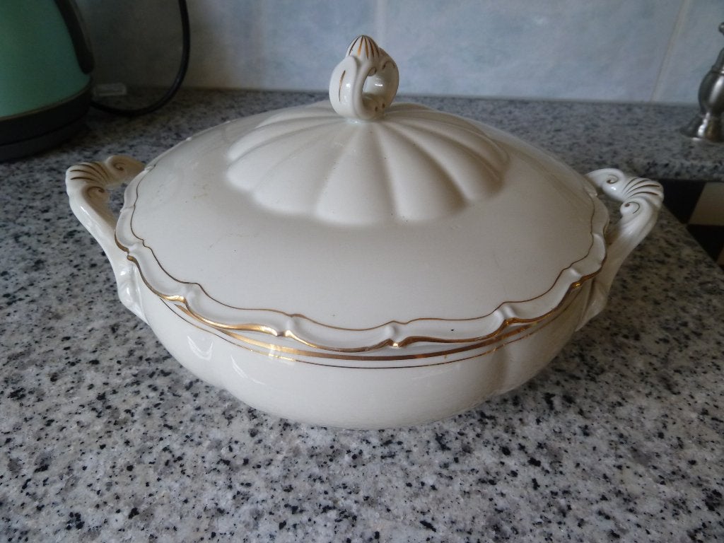Brocante Dekschaal met gouden randje, Ophalen, Overige stijlen, Porselein, Schaal of Schalen