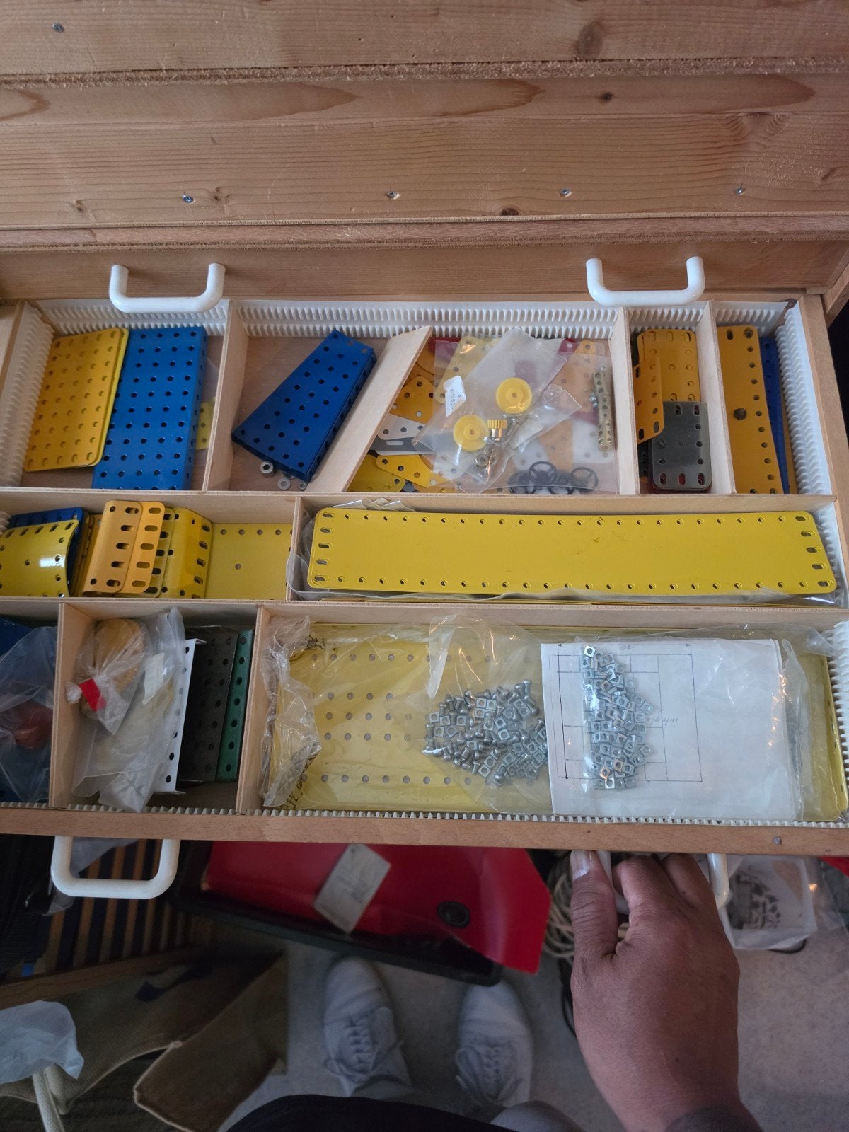 Grote verzameling Meccano onderdelen in houten kist, Gebruikt, Ophalen, Overige merken, Groter dan 1:32