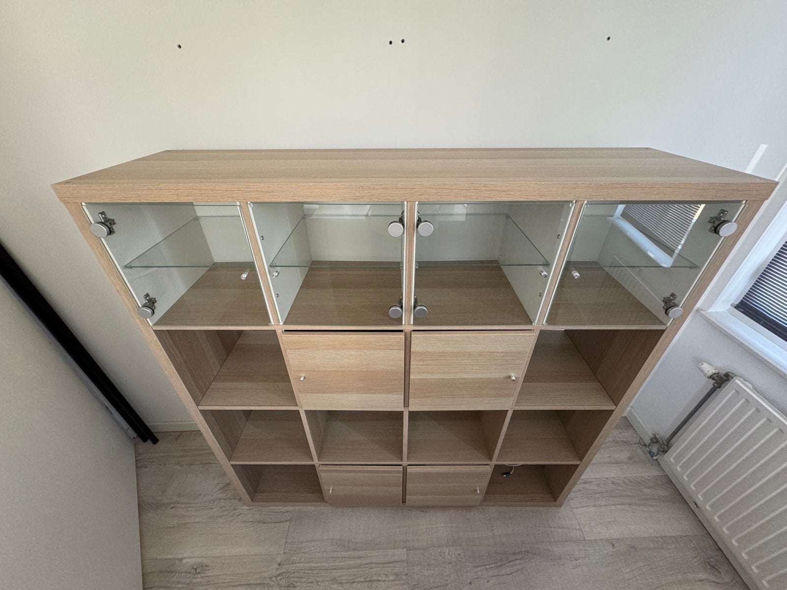 Kallax kast met 16 vakken, glas en houten deurtjes, Ophalen, 100 tot 150 cm, Zo goed als nieuw, Minder dan 100 cm