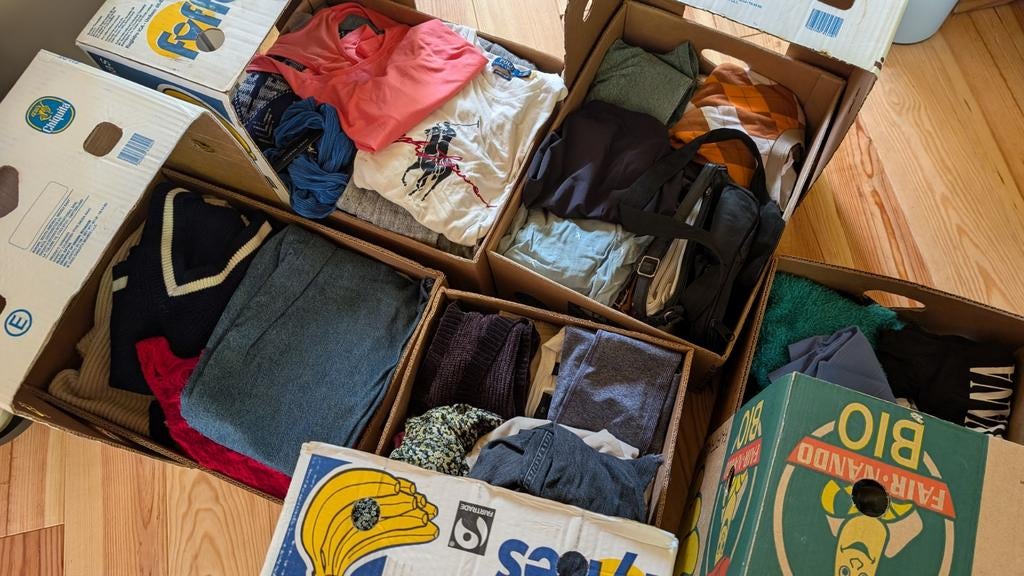 5 bananendozen vol met kleding (oa h&m, reebok, zara, merk), Ophalen