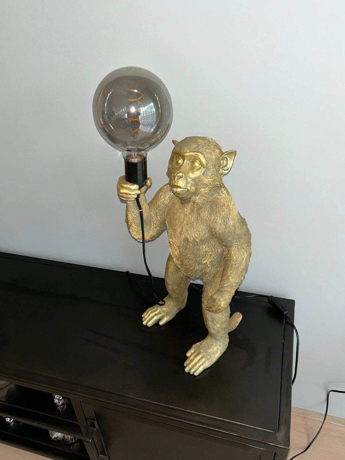 Gouden Apenlamp met Grote LED Lichtbron - Uniek Design, Kunststof, Goud, Inclusief lichtbron, Modern