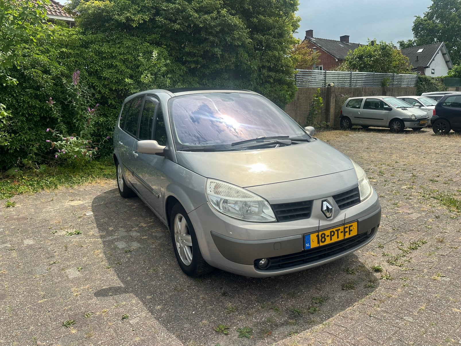 Renault Grand Scenic 2.0 16V 7P 2004 Beige, Auto's, Voorwielaandrijving, 1998 cc, 4 cilinders, 7 stoelen