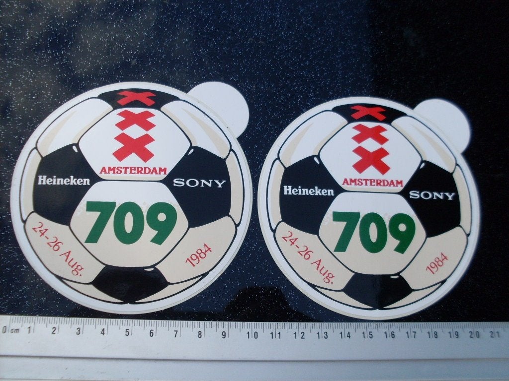 2x sticker amsterdam 709 voetbal toernooi 1984 ajax, Verzenden, Zo goed als nieuw, Sport