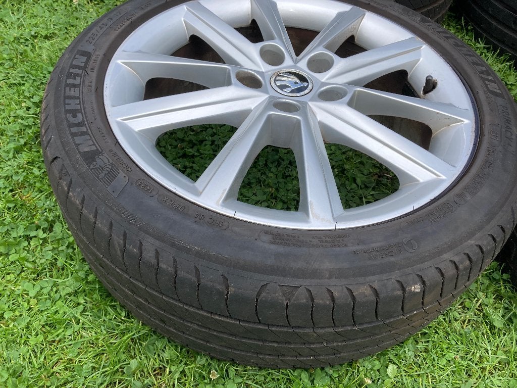 Originele Skoda 17’’  lichtmetalen velgen met zomerbanden, Auto-onderdelen, Banden en Velgen, Ophalen, Gebruikt, Banden en Velgen