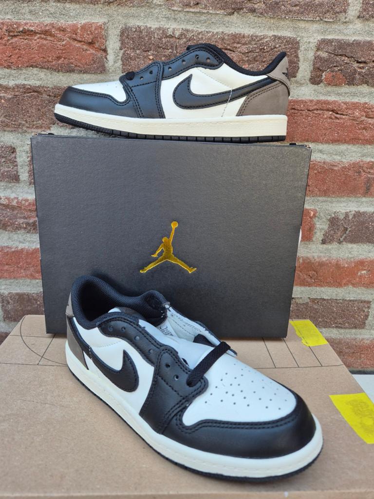AIR JORDAN 1 LOW "MOCHA" (2024) - maat 35 - nieuw in doos!, Jongen of Meisje, Schoenen, Nieuw, Ophalen of Verzenden