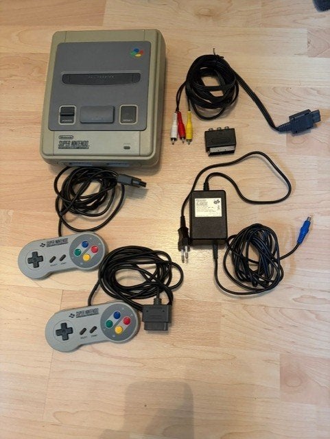 SNES inclusief 13 spellen, Spelcomputers en Games, Ophalen of Verzenden, Gebruikt, Met 2 controllers, Met games