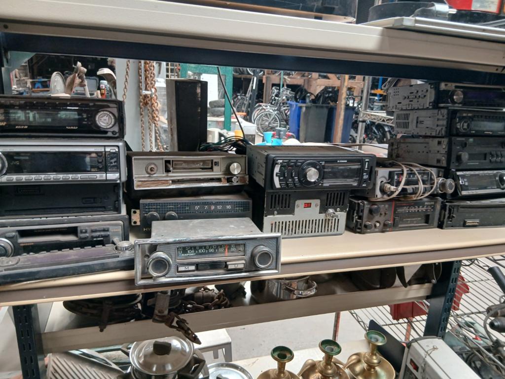 Partij van 15 diverse autoradio's - Klassiek en Modern, Auto diversen, Autoradio's, Ophalen of Verzenden