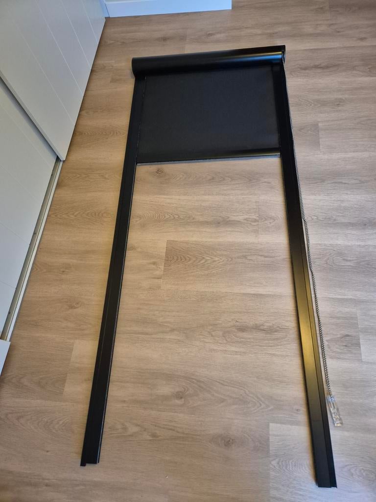 Zwart rolgordijn, Verduisterend, Zwart, Zo goed als nieuw, Modern, 150 tot 200 cm