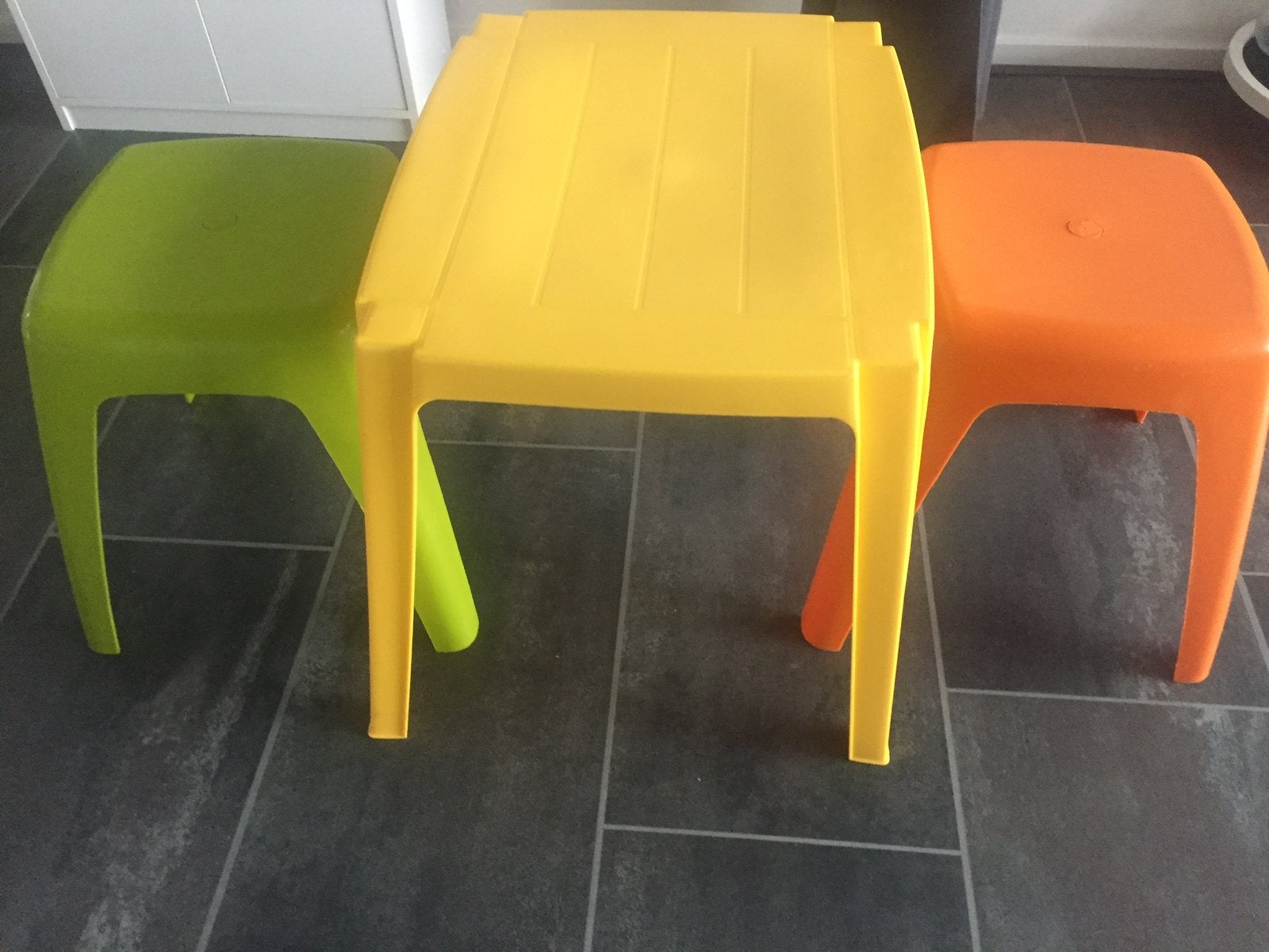 Kindertafel met twee stoeltjes, geel, groen, oranje, Kinderen en Baby's, Kinderkamer | Tafels en Stoelen, Ophalen, Gebruikt, Tafel(s) en Stoel(en)
