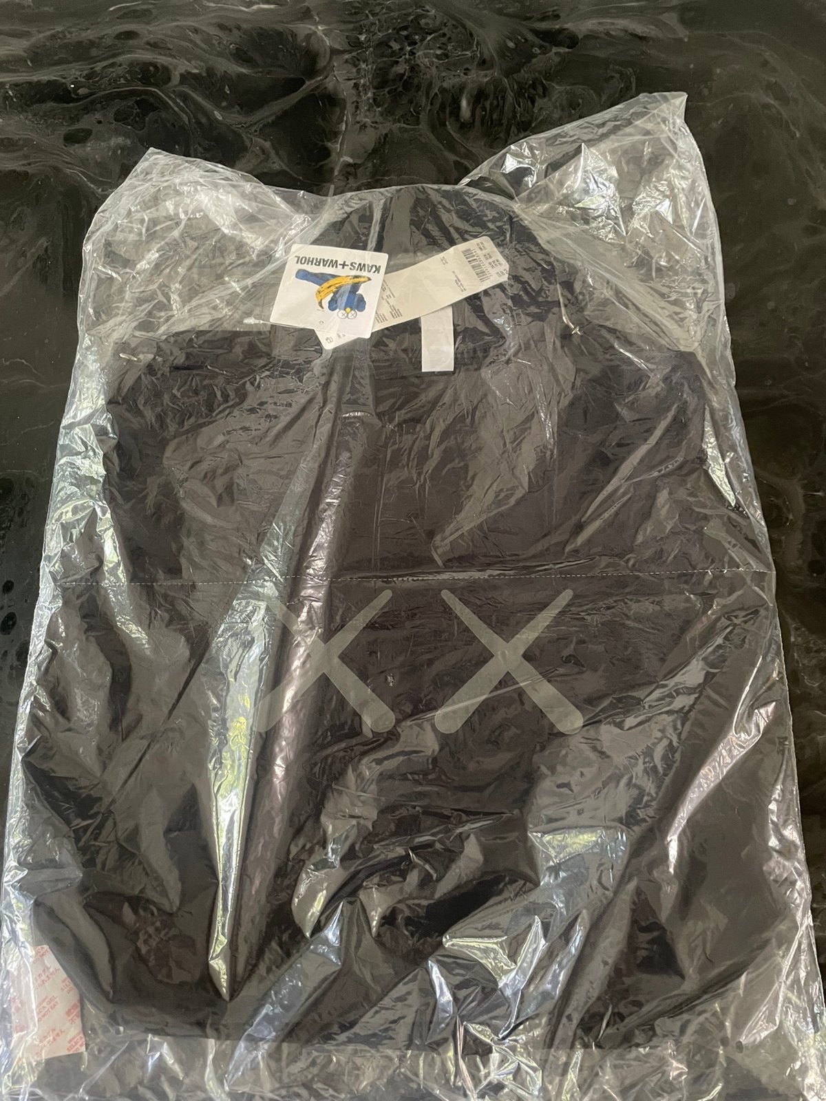 Kaws totebag, Sieraden, Tassen en Uiterlijk, Ophalen of Verzenden, Nieuw, Zwart, 30 cm of meer