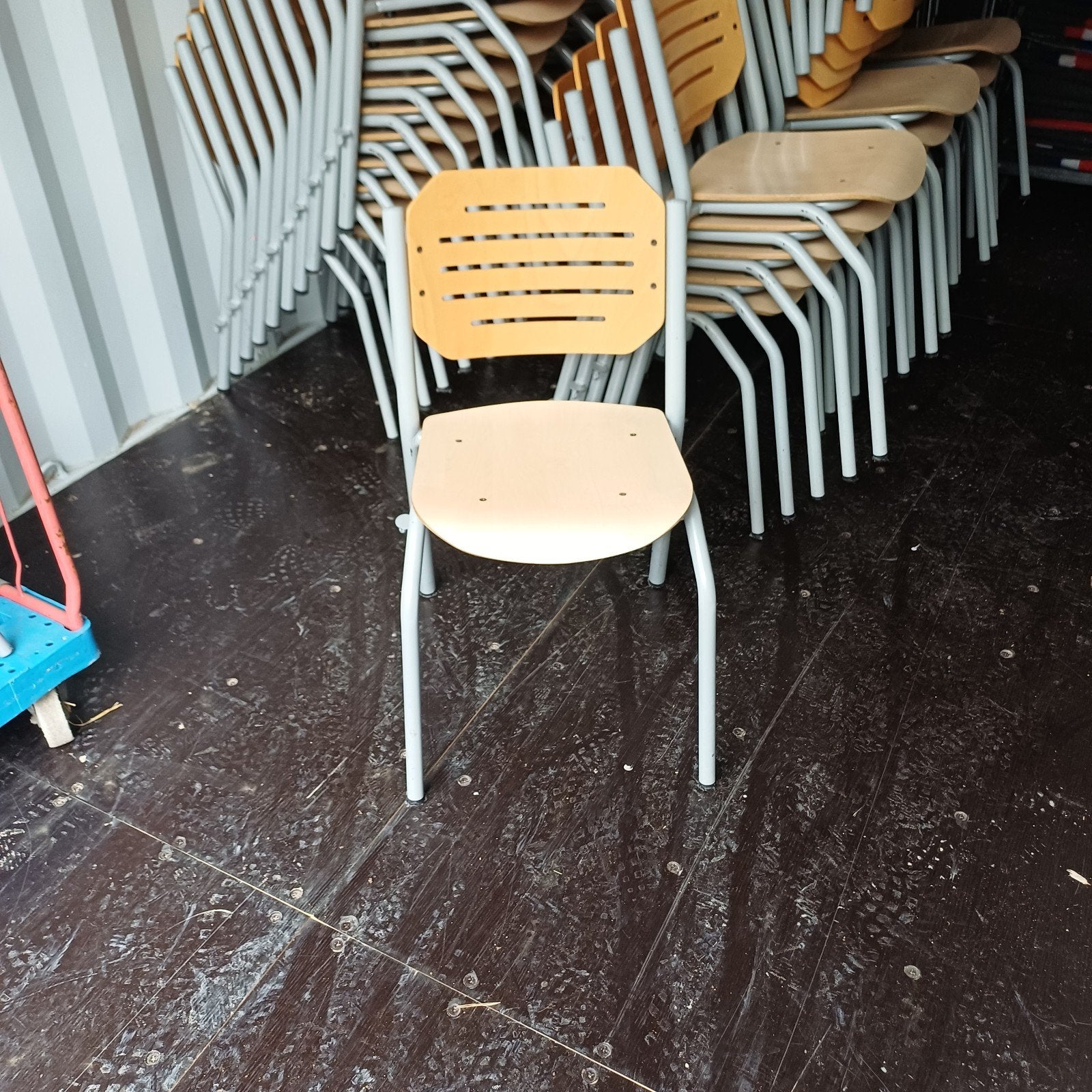 70 x schoolstoelen stapelstoelen kerkstoelen partij stoelen, Ophalen, Gebruikt, Bruin, Vijf, Zes of meer stoelen