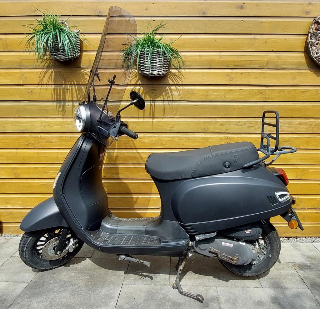 BTC Riva Scooter – Mat Zwart | Smoke windscherm | € T.e.a.b., Ophalen, Gebruikt, Benzine, Overige merken