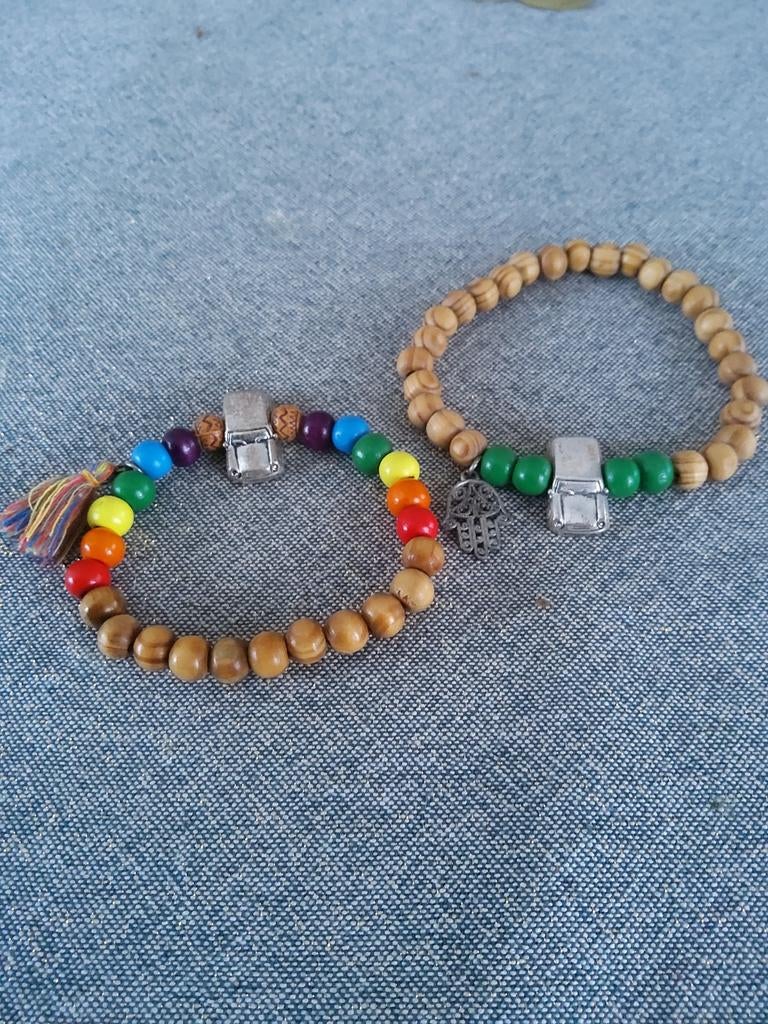 Set van 2 kralen armbanden met bedels, Overige kleuren, Ophalen of Verzenden, Zo goed als nieuw, Met bedels of kralen