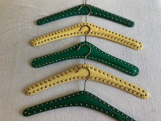5 VINTAGE kledinghangers hout skai met studs jaren 70, Ophalen of Verzenden, Gebruikt, Hout, Volwassenen