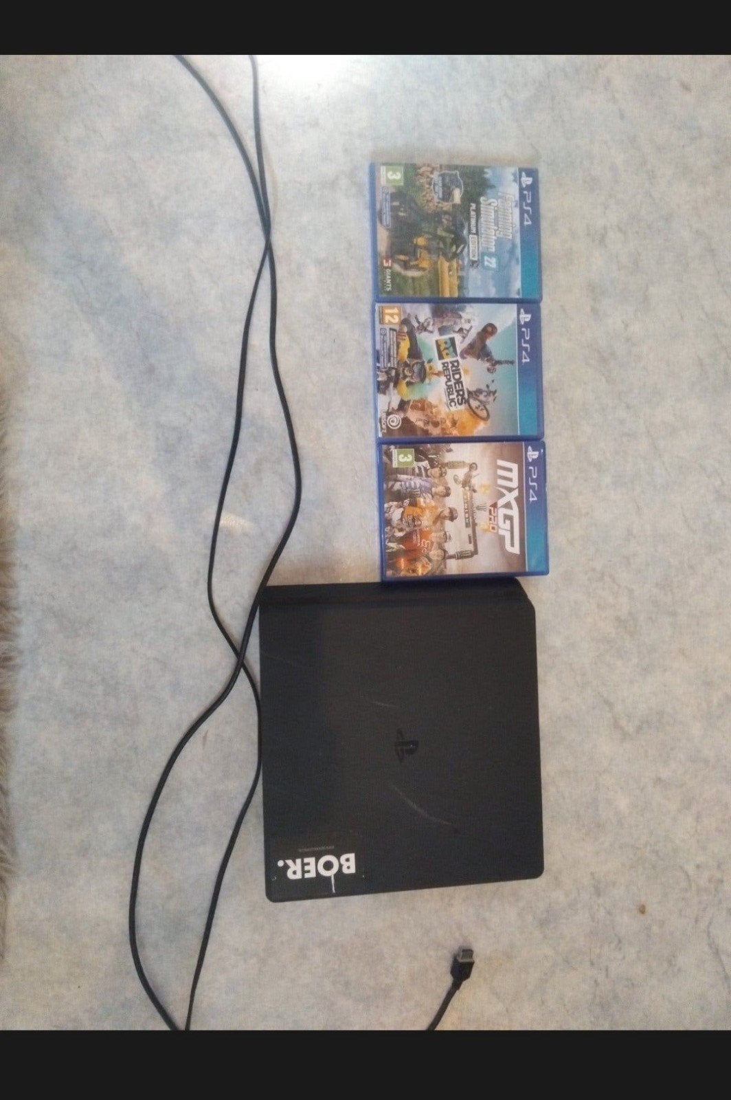 PS4 Slim 825GB – Controller + kabels, Spelcomputers en Games, 1 speler, Ophalen, Zo goed als nieuw, Vanaf 3 jaar