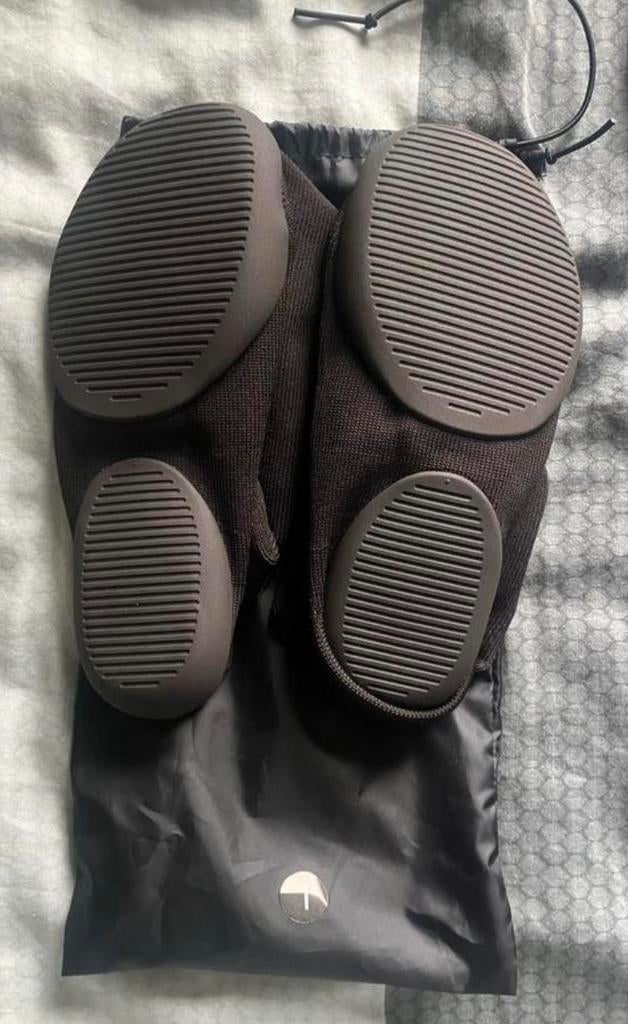 Yeezy pods size 1 deadstock, Kleding | Heren, Schoenen, Ophalen of Verzenden, Nieuw, Zwart, Sneakers of Gympen