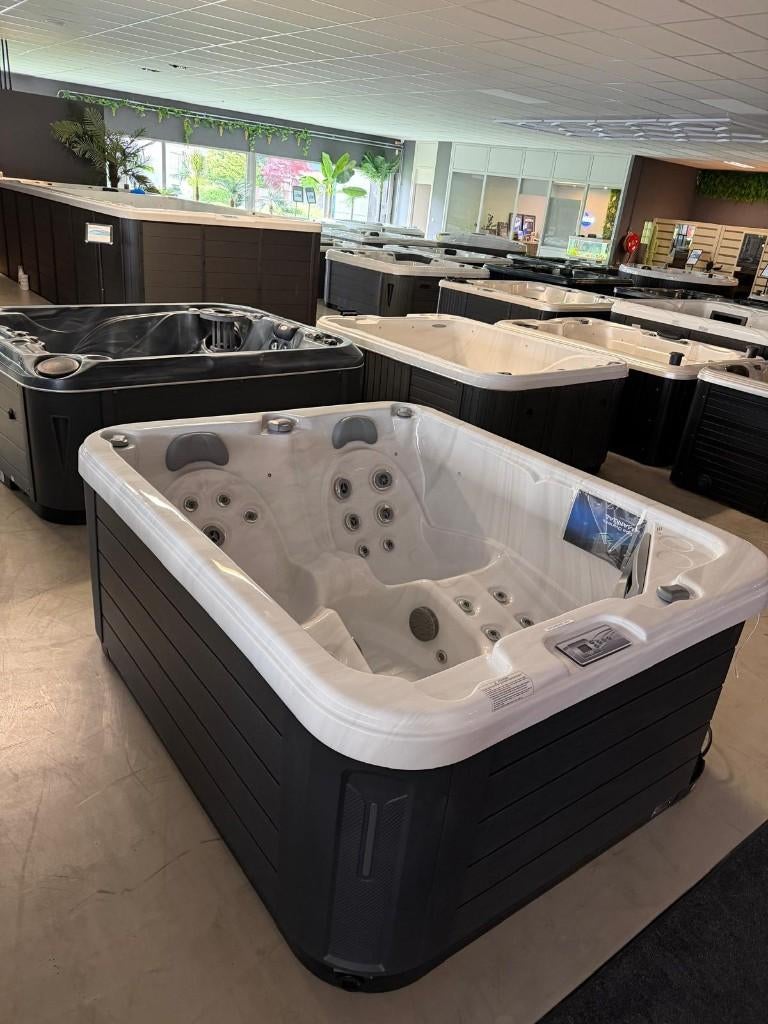 Jacuzzi Riptide Spa Showmodel 165x200 – Plug & Play 220V, Ophalen, Zo goed als nieuw, Pomp, Vast