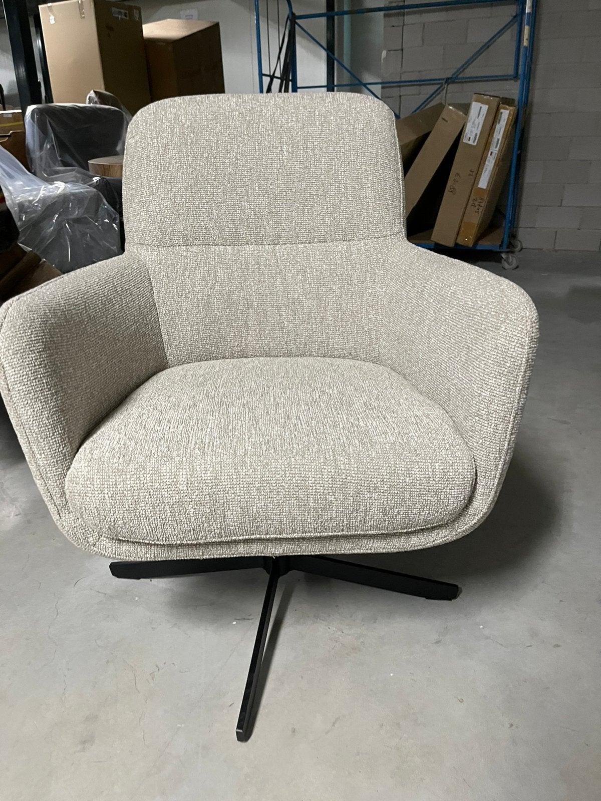 Nieuwe draaistoel in lichte kleur stof van €949.- nu €350.-, Ophalen, Overige kleuren, Nieuw, Eén