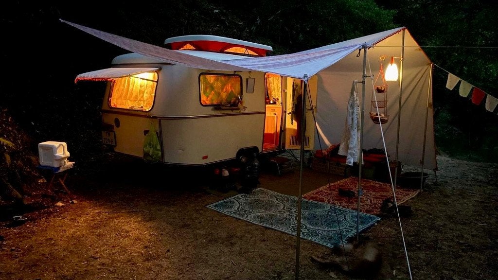 Vintage Eriba Pan 1977 caravan met hefdak en luifel, Rondzit, Dwarsbed, Particulier, 500 - 750 kg