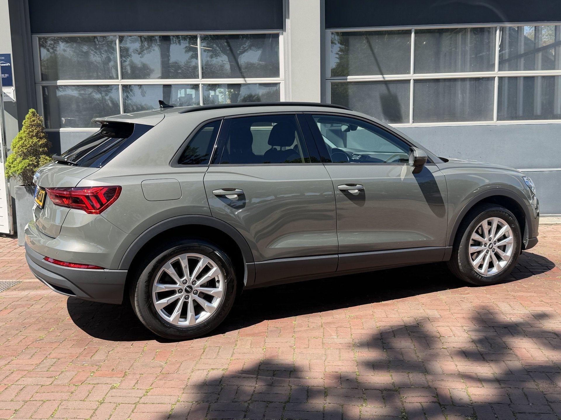 Audi Q3 45 TFSI e S edition Plug Hybride Bj 2021 Km 43.000 N, Auto's, Audi, Gebruikt, Euro 6, Grijs, Hybride Elektrisch/Benzine