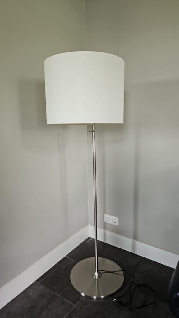 Staande lamp (Ikea) met witte kap en metalen voet, Ophalen, Zo goed als nieuw, Stof, Modern, minimalistisch