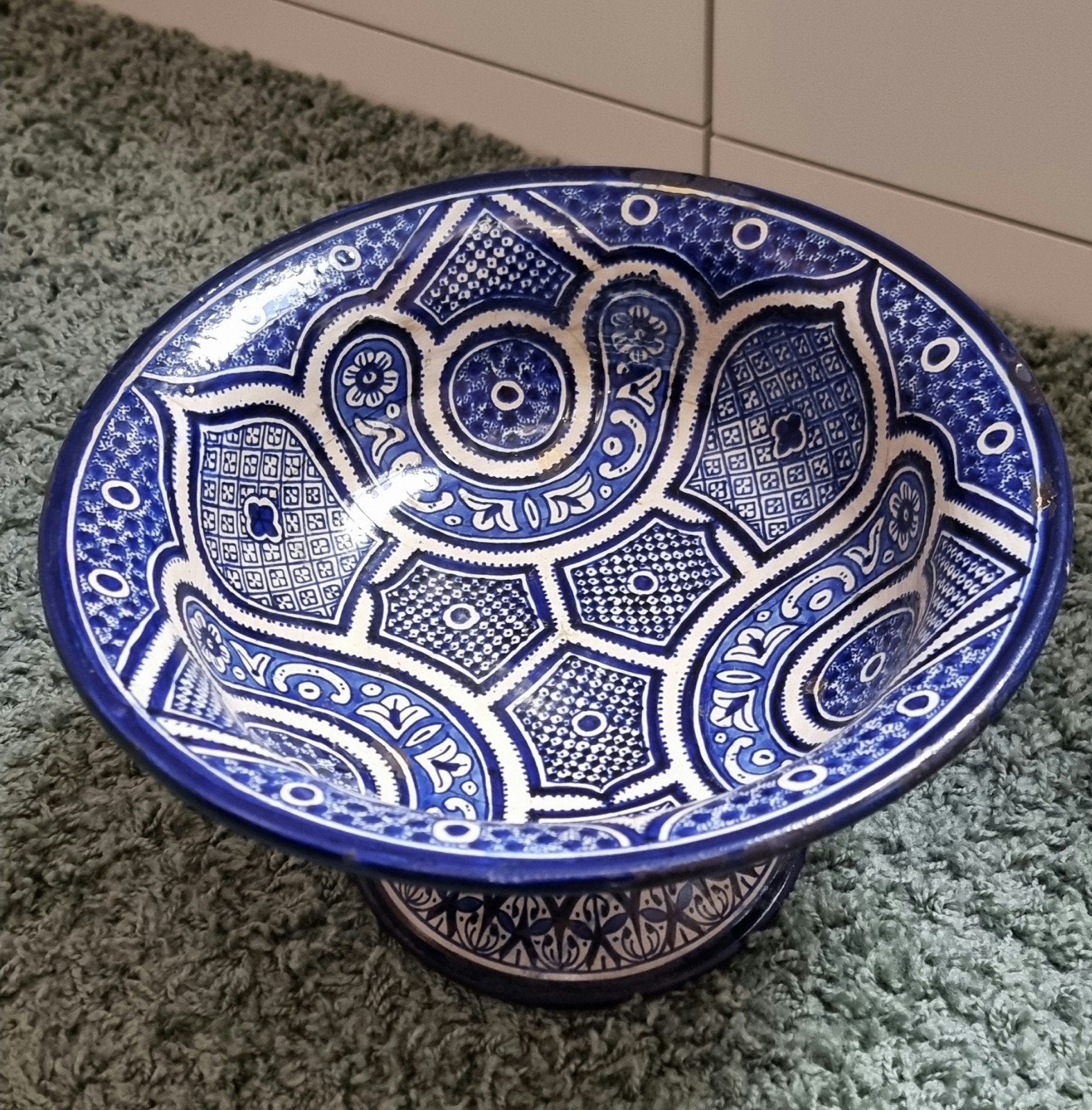 Mooie Marokkaanse schaal op voet, blauw-wit, handgemaakt, Huis en Inrichting, Gebruikt, Porselein of Keramiek, Schaal, Ophalen of Verzenden