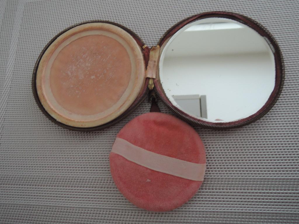 Ouderwetse poederdoos met geslepen spiegeltje en sponsje, Sieraden, Tassen en Uiterlijk, Uiterlijk | Cosmetica en Make-up, Gebruikt