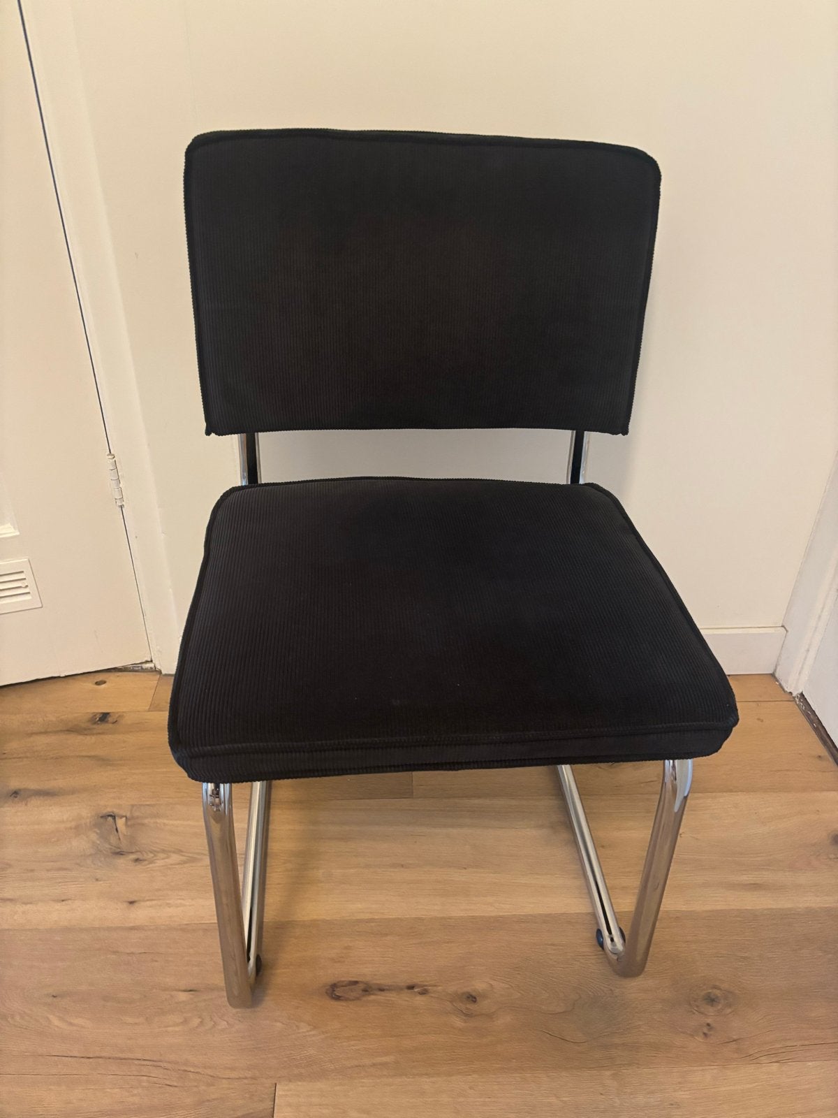 4x Zuiver Ridge Rib stoelen - Zwart - Zo goed als nieuw, Ophalen, Zwart, Zo goed als nieuw, Vier