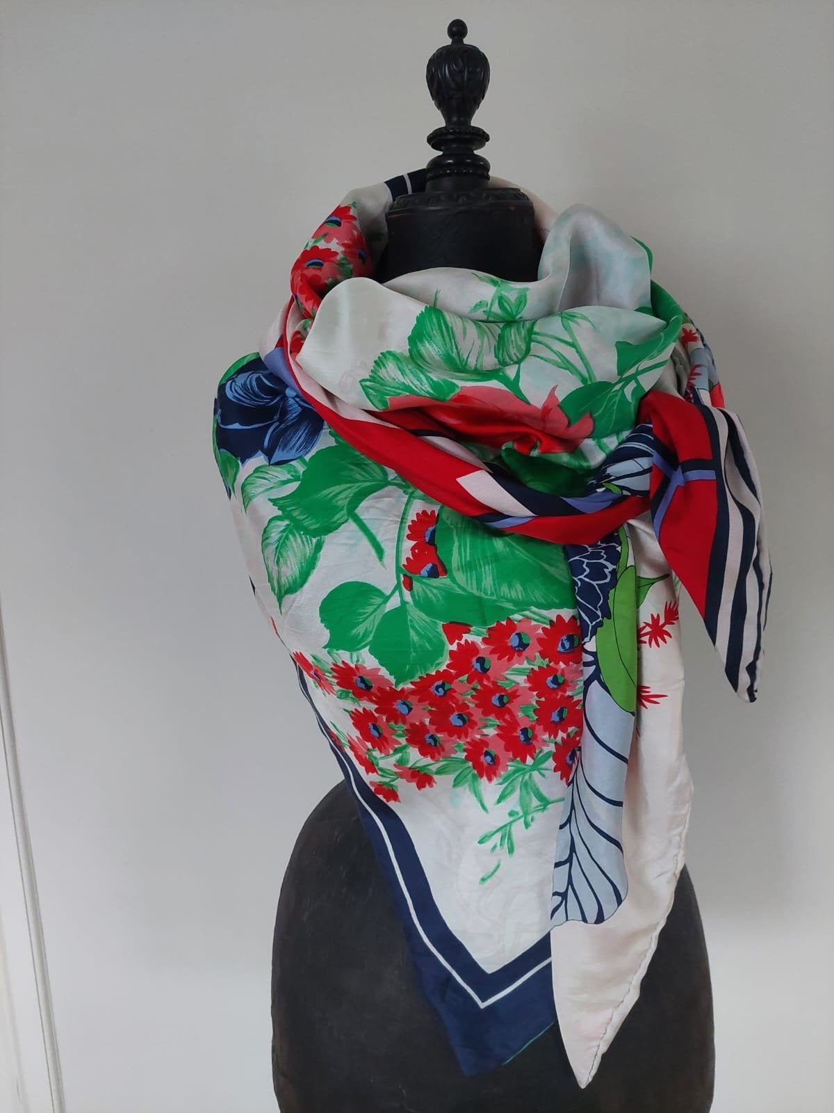 Shawl Omslagdoek Handmade Mucho Gusto style L, 100 % zijde, Ophalen of Verzenden, Nieuw, Sjaal