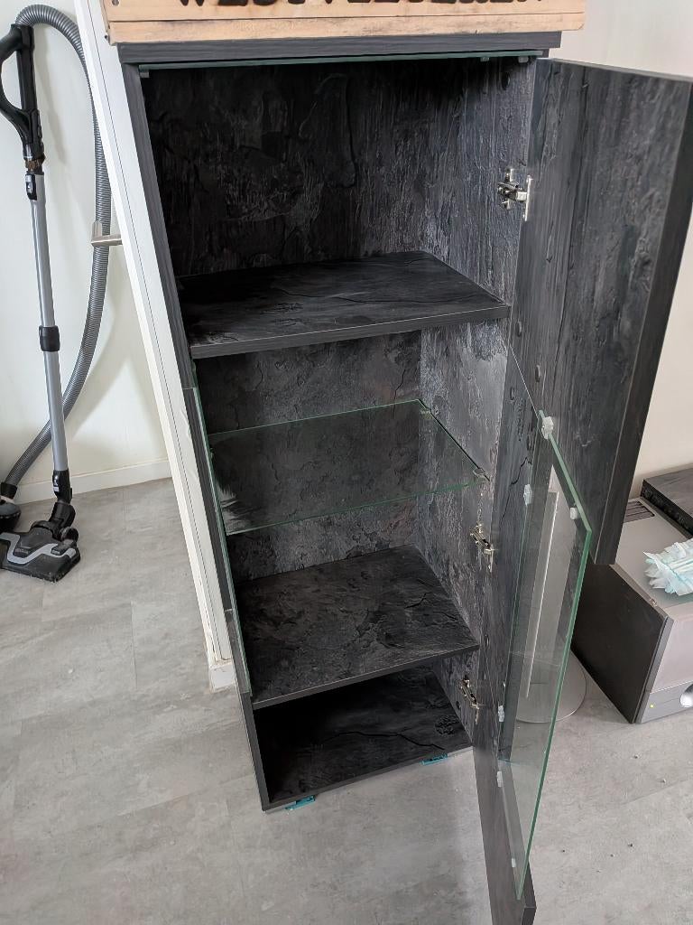 2x vitrinekast met glazen ruiten, Huis en Inrichting, Kasten | Vitrinekasten, Ophalen, Steen look, Glas, 100 tot 150 cm
