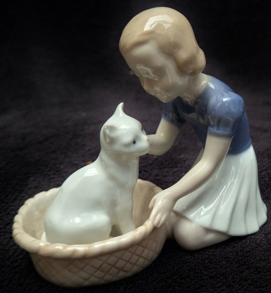 Kunstporselein BING & GRONDHAL Meisje + poes in mand gesign., Overige onderwerpen, Minder dan 20 cm, Ophalen of Verzenden, Steen of Keramiek